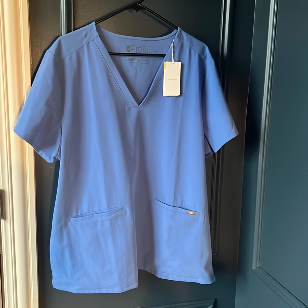 NWT women’s fig scrub top